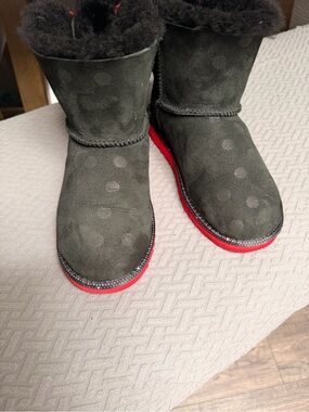 Minnie-UGG Black Shearling-Lined Suede Boots with Red Trim